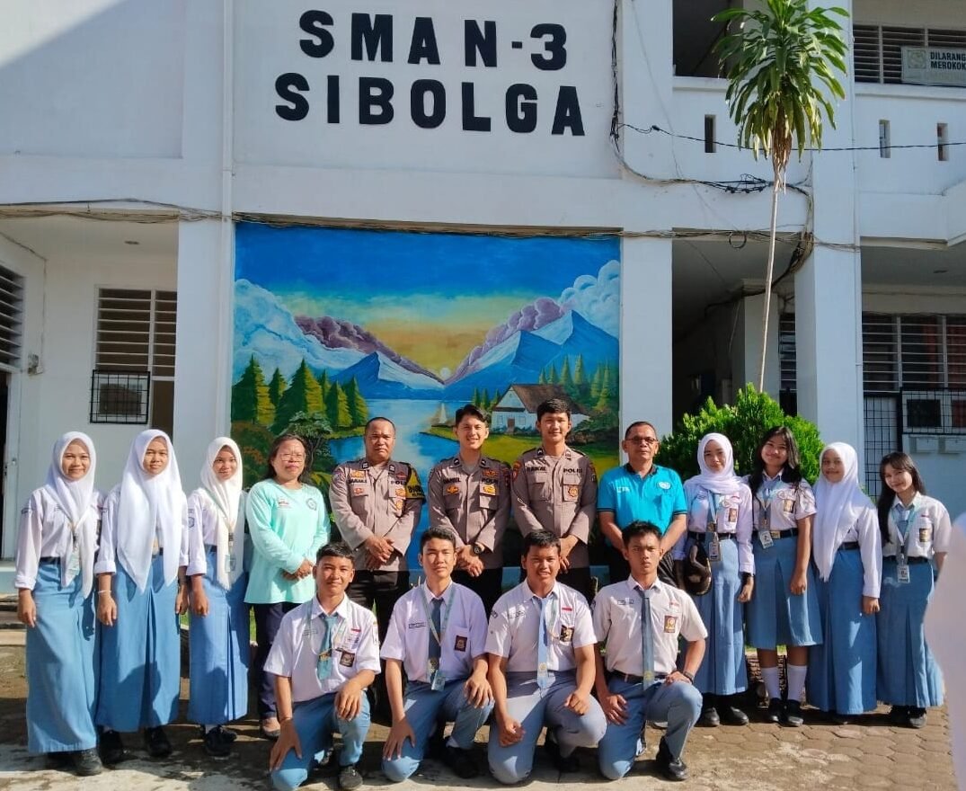 Bhabinkamtibmas Kelurahan Pancuran Gerobak AIPTU Maman S Lubis beserta dua personil Polres Sibolga foto bersama dengan para Siwa/i dan guru-guru dihalaman Gedung SMA Negeri 3 Sibolga.
