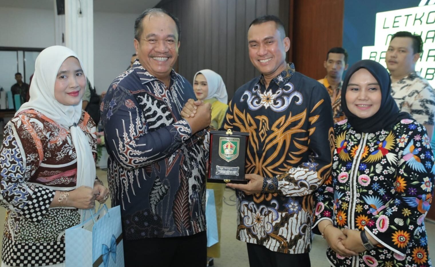 Bupati Asahan berikan cinderamata kepada Dandim 0208/Asahan Letkol Inf Edy Syahputra*Foto/IMC/Sol#