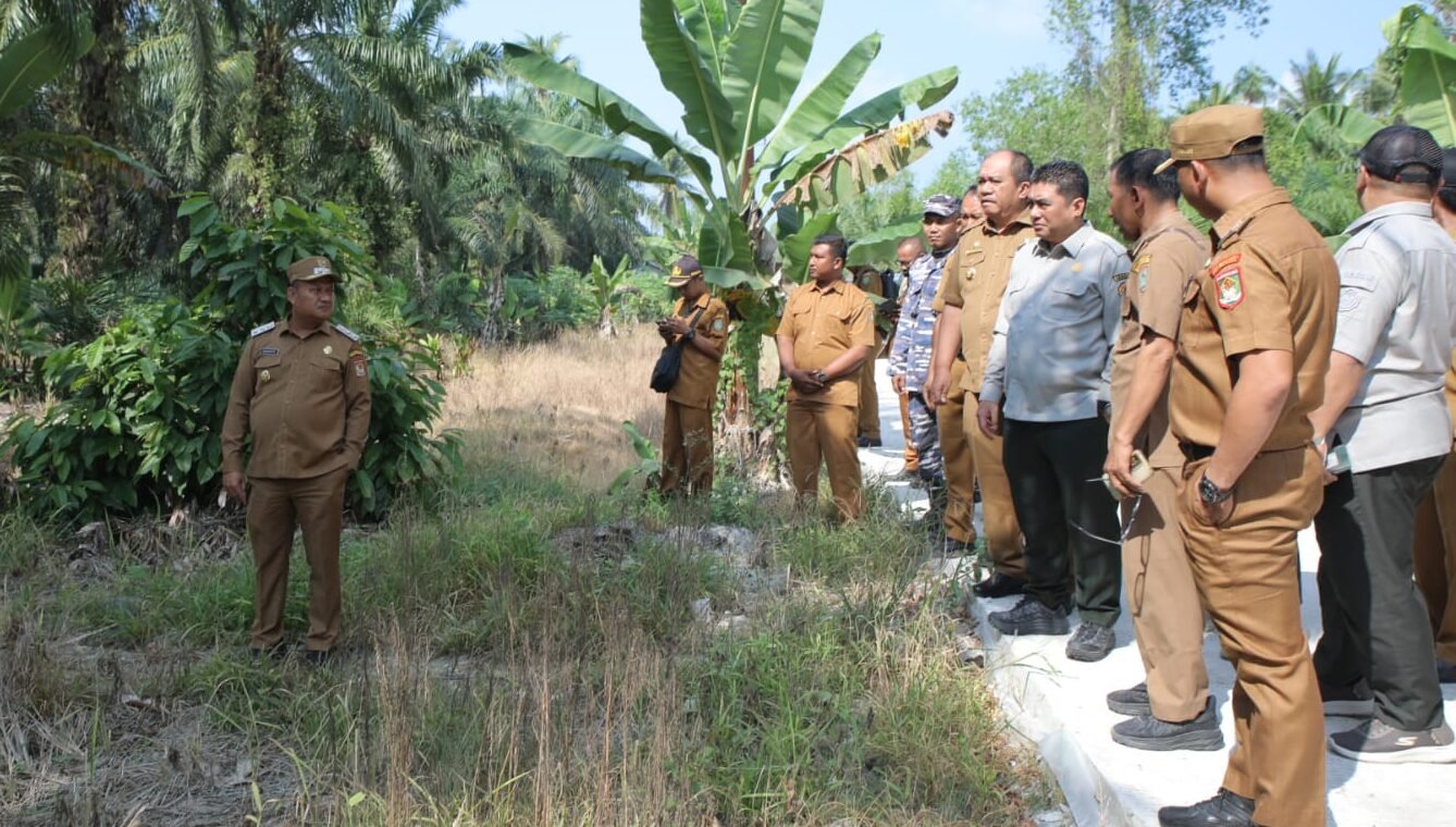 Dr Abdul Roni Angkat bersama Bupati Asahan saat melakukan peninjauan langsung ke lokasi cetak sawah, di Desa Silo Bonto,
