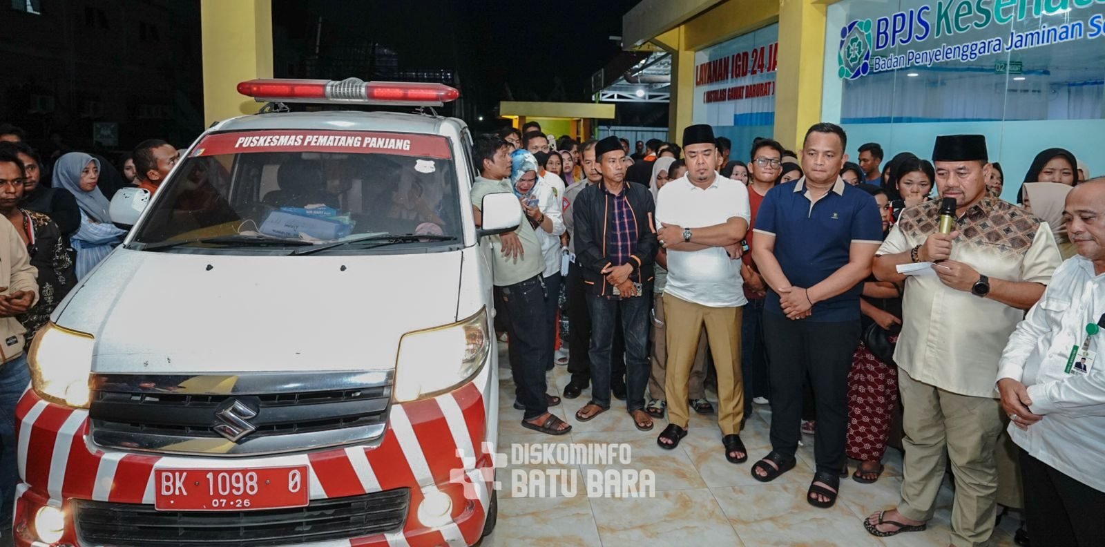 Mobil Ambulance pembawa jenaah 2 Mahasiswa UMN KKN UMN Al Washliyah yang meninggal dunia karena kecelakaan di Batu Bara