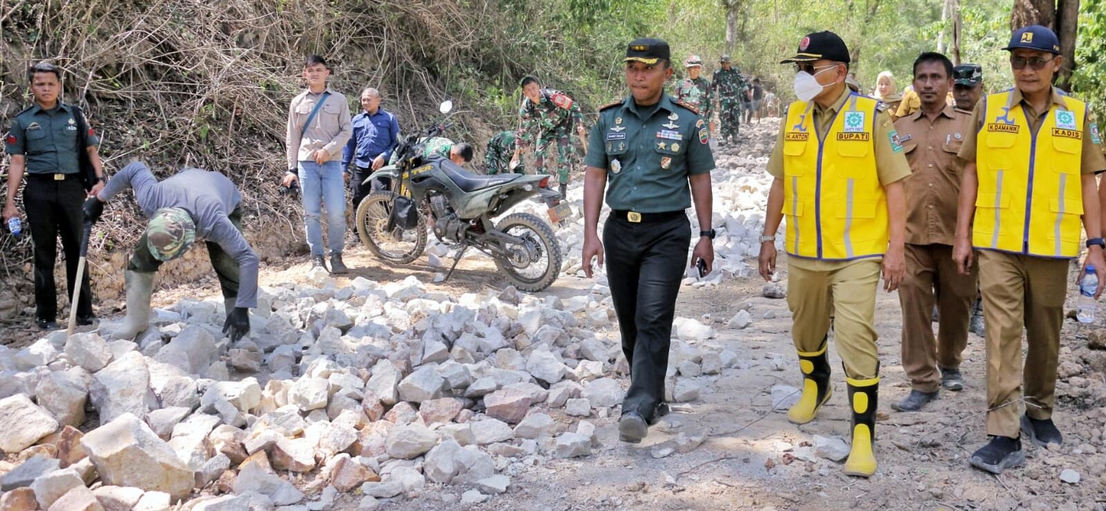 Bupati Simalungun Dr H Anton Achmad Saragih bersama Dandim 0207/Sml, Letkol Inf Slamet Faozan, saat lakukan peninjauan kegiatan Karya Bhakti TNI.