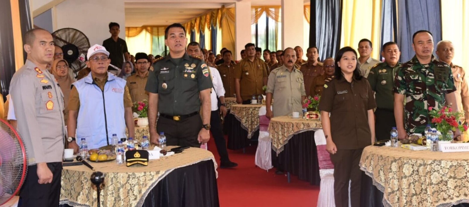Bupati Tapteng Masinton Pasaribu, SH, MH bersama Forkopimda saat mengikuti acara Peluncuran Koperasi Merah Putih secara Virtual di GOR Serbaguna Pandan Tapteng.