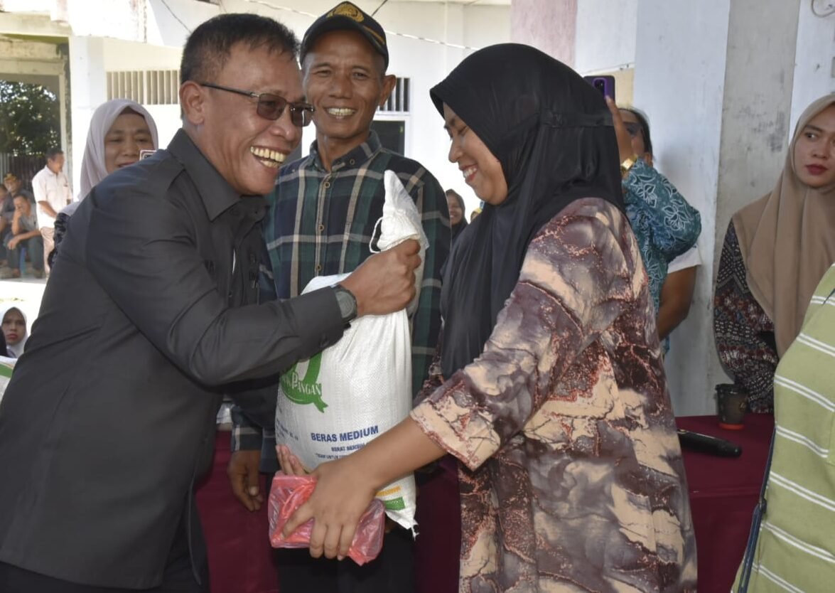 Bupati Tapteng Masinton Pasaribu, SH, MH saat menyalurkan bantuan pangan beras kepada warga di kantor kecamatan pinangsori.