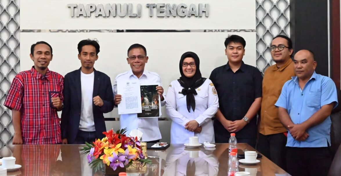 Bupati Tapteng Masinton Pasaribu, SH, MH didampingi Kadis Lingkungan Hidup Erniwati Batubara, SE, MM foto bersama dengan WALHI Sumut di Kantor Bupati Tapteng.*