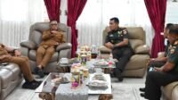 Bupati Tapteng Masinton Pasaribu, SH, MH didampingi Wakil Bupati Mahmud Efendi saat menerima kunjungan Dandim 0211/TT Letkol Inf Fernando Batubara, S.Sos, M.Han dan Rombongan diRuang Kerja Bupati.