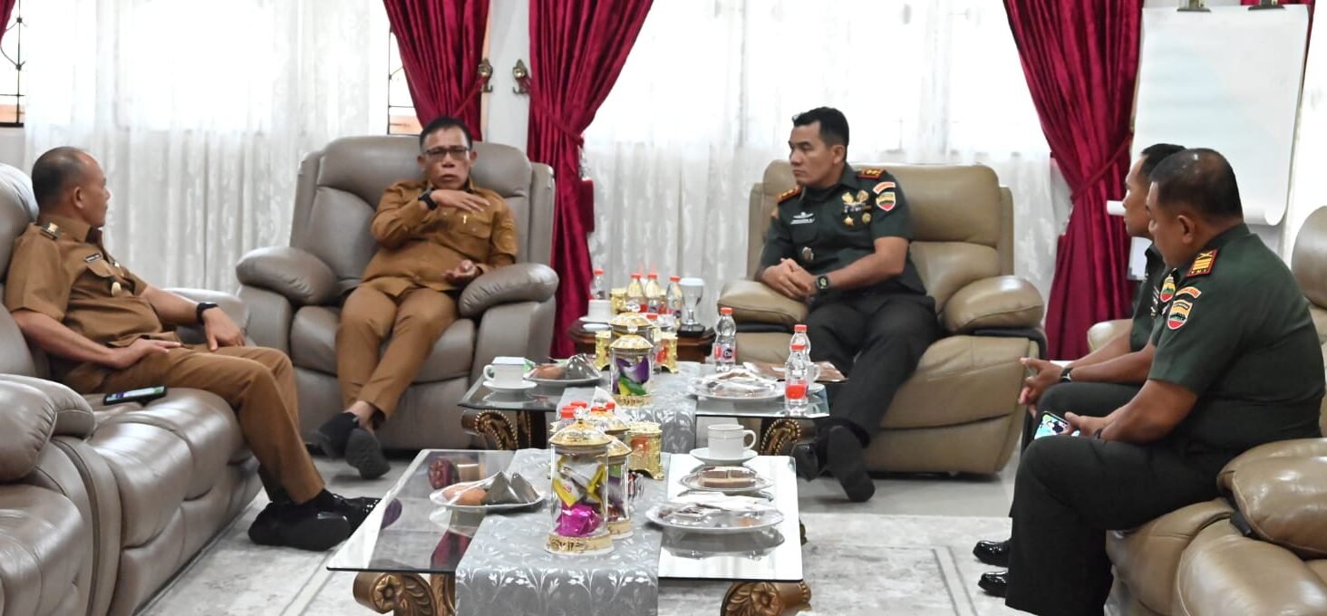 Bupati Tapteng Masinton Pasaribu, SH, MH didampingi Wakil Bupati Mahmud Efendi saat menerima kunjungan Dandim 0211/TT Letkol Inf Fernando Batubara, S.Sos, M.Han dan Rombongan diRuang Kerja Bupati.