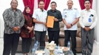 Bupati dan Wakil Bupati Tapteng saat menerima surat Tanah Hibah foto bersama dengan Keluarga Besar Alm.Puspa Aladin Sibuea di ruang kerja Bupati Tapteng, Rabu (9/7/2025).