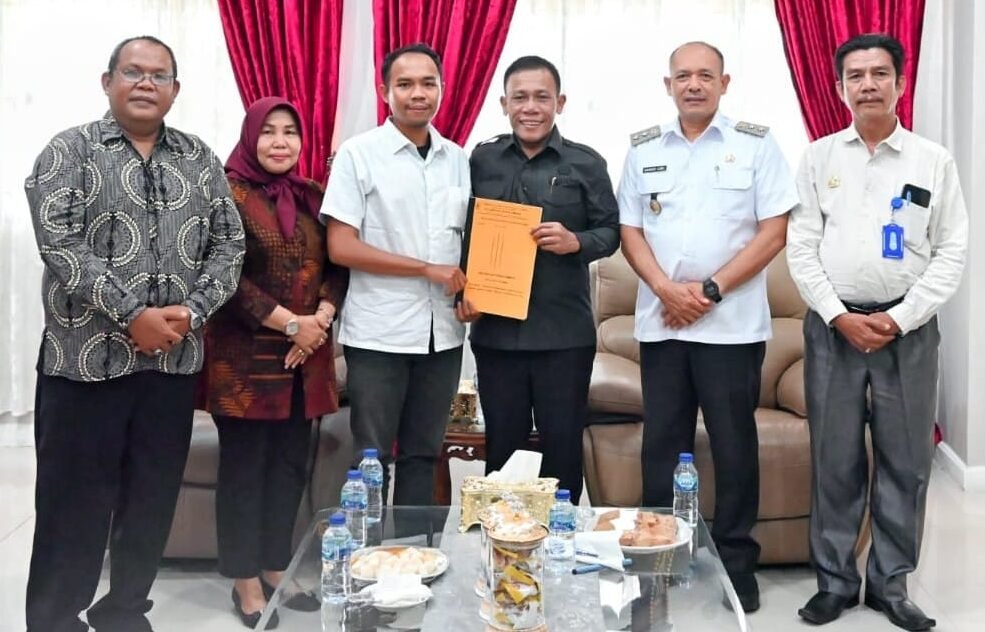 Bupati dan Wakil Bupati Tapteng saat menerima surat Tanah Hibah foto bersama dengan Keluarga Besar Alm.Puspa Aladin Sibuea di ruang kerja Bupati Tapteng, Rabu (9/7/2025).