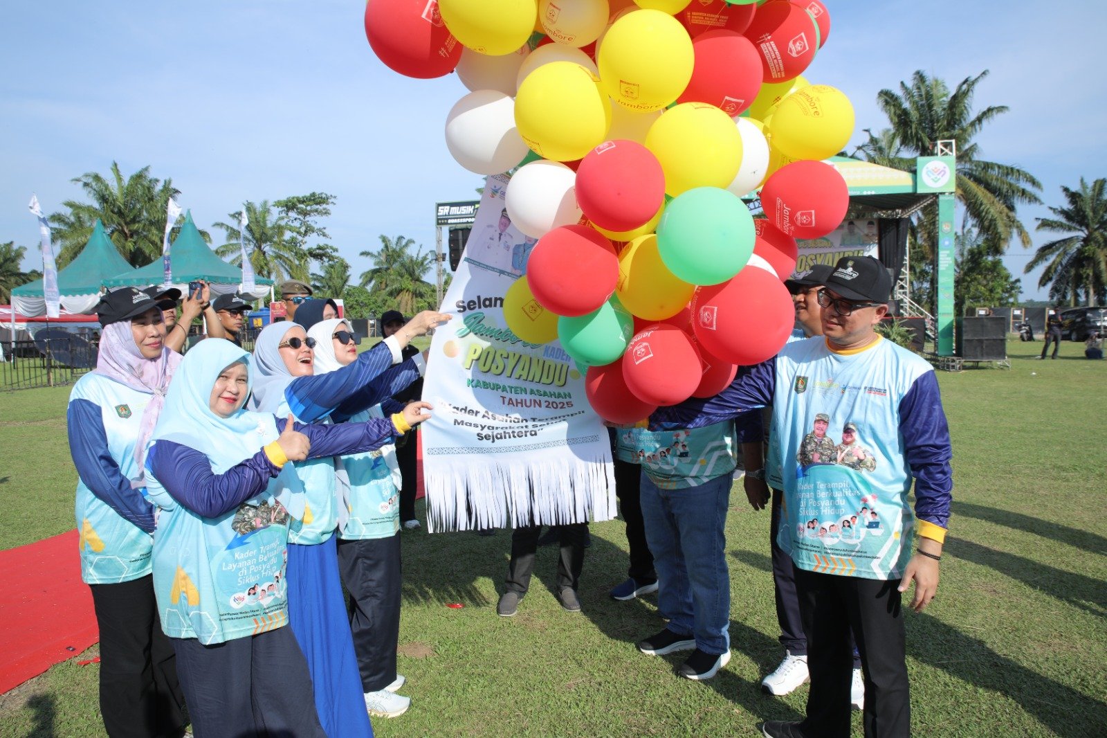 Bupati dan Wakil Bupati Asahan lepaskan balon ke udara.