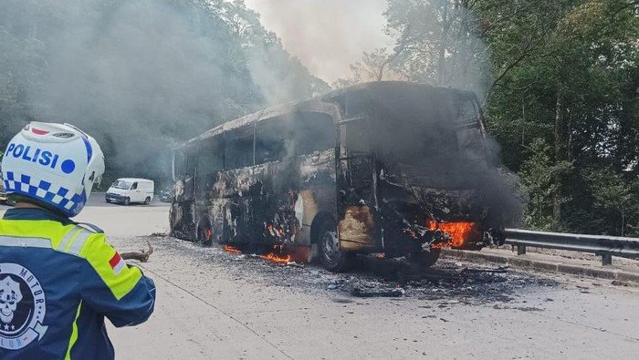 Bus pariwisata membawa 40 penumpang terbakar di Jalan Medan-Berastagi