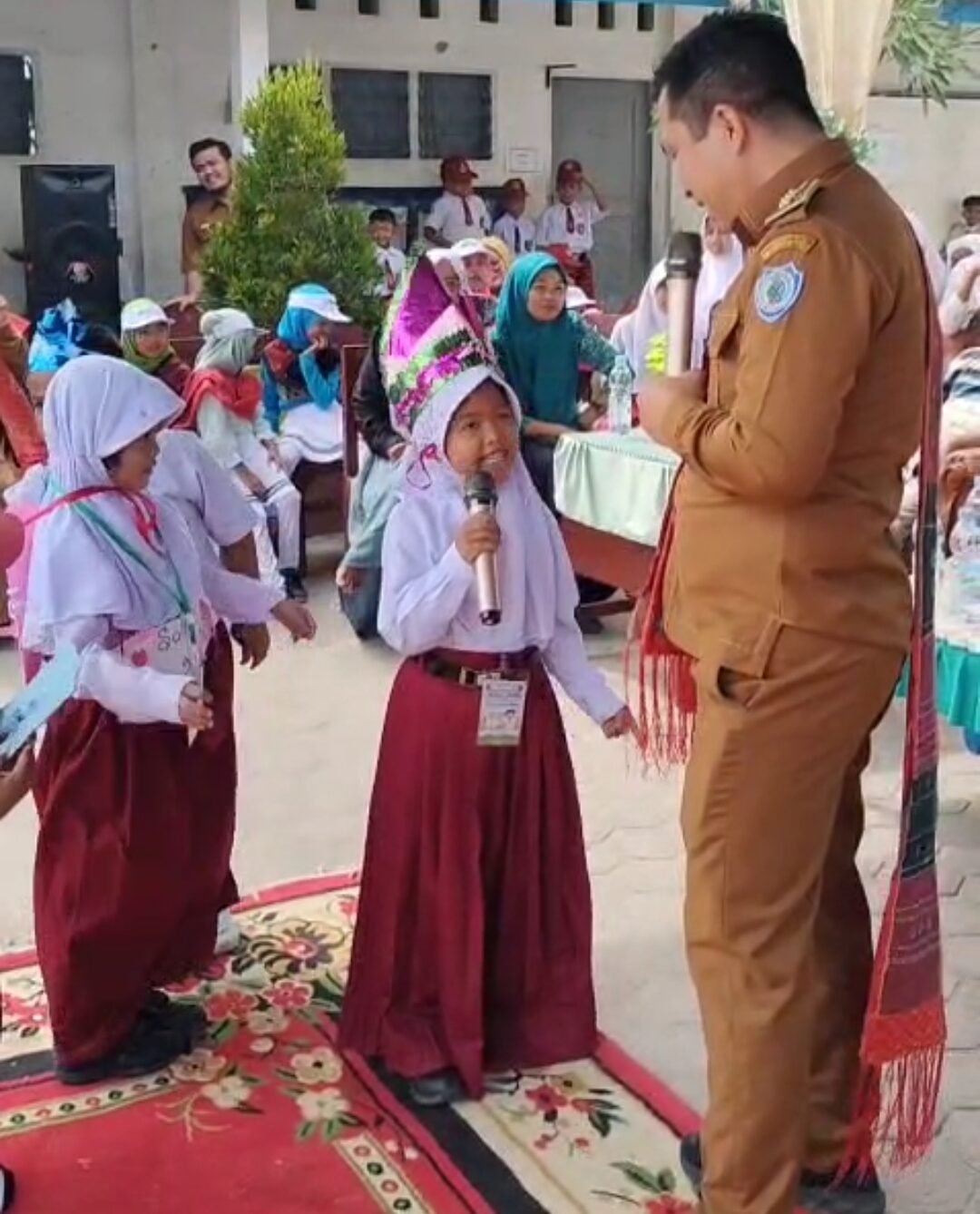 Camat Bilah Hilir Ridwan Syahputra Harahap SE,S,Sos,ME, bersosialisasi dengan siswa pada gelar acara MPLS di SD Negeri 01 Bilah Hilir Kabupaten Labuhanbatu. *Foto/IMC/Joko#