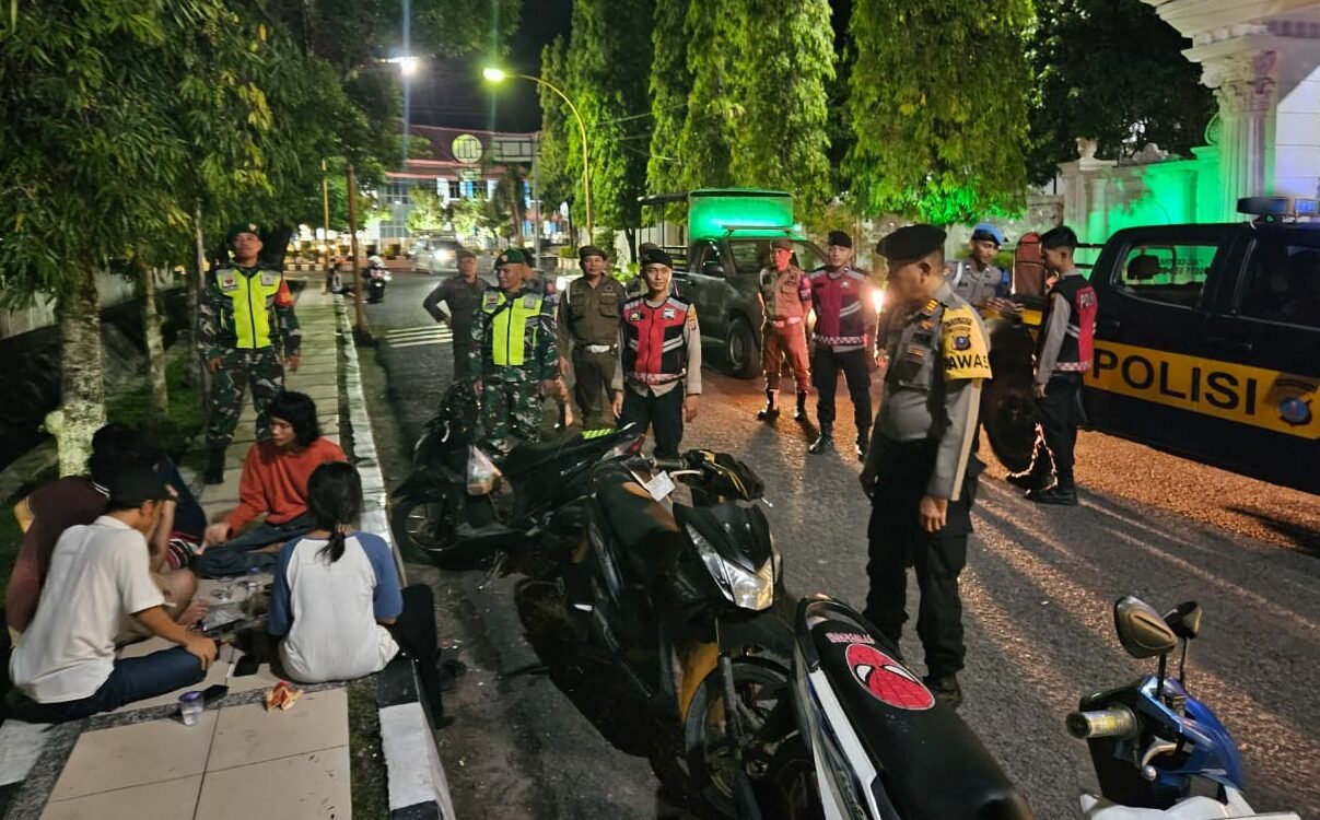 Personel Polres Sibolga saat melaksanakan Patroli Gabungan dengan TNI dan Satpol PP diwilayah hukum Polres Sibolga, Senin (28/07/2025).