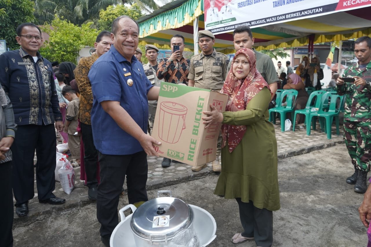 Bupati Asahan, Taufik Zainal Abidin serahkan peralatan memasak kepada salah seorang masyarakat