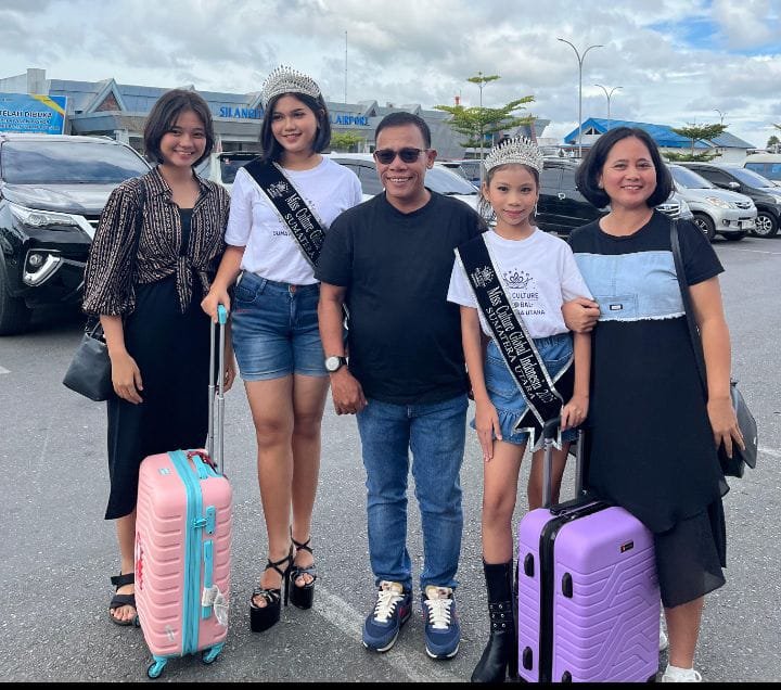 Bupati Tapteng Masinton Pasaribu, SH, MH saat menghantar kedua finalis ke Bandara Udara Silangit juga didampingi orangtua