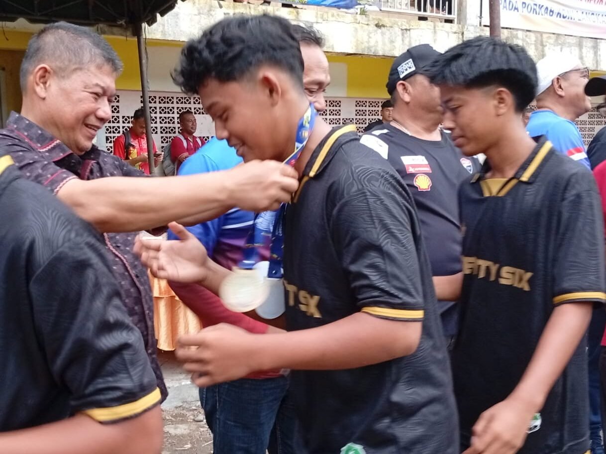 Pemain-pemain Kesebelasan Gebang saat menerima medali