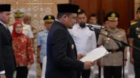 Gubsu Bobby Nasution saat melantik Sekda Pemprovsu.