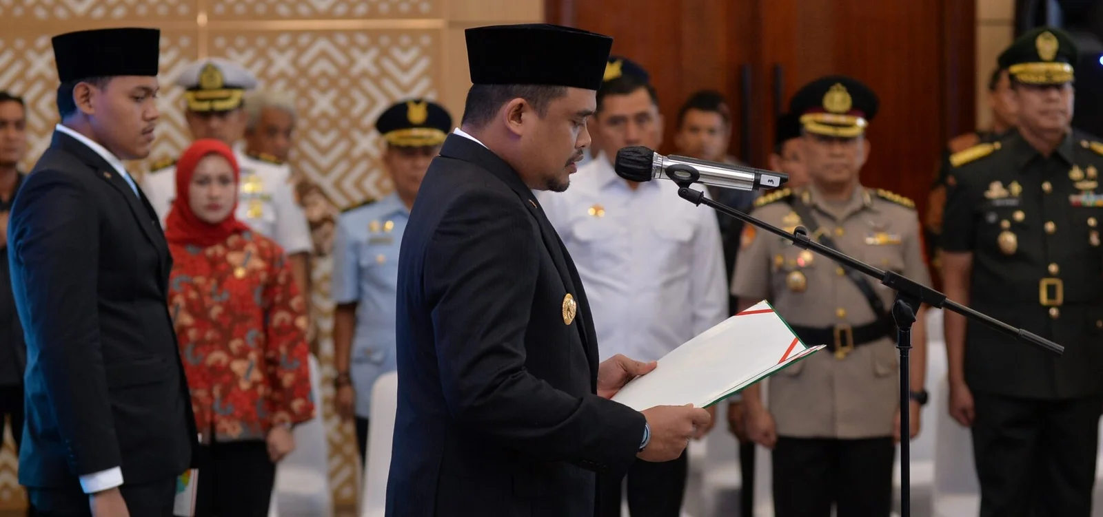 Gubsu Bobby Nasution saat melantik Sekda Pemprovsu.