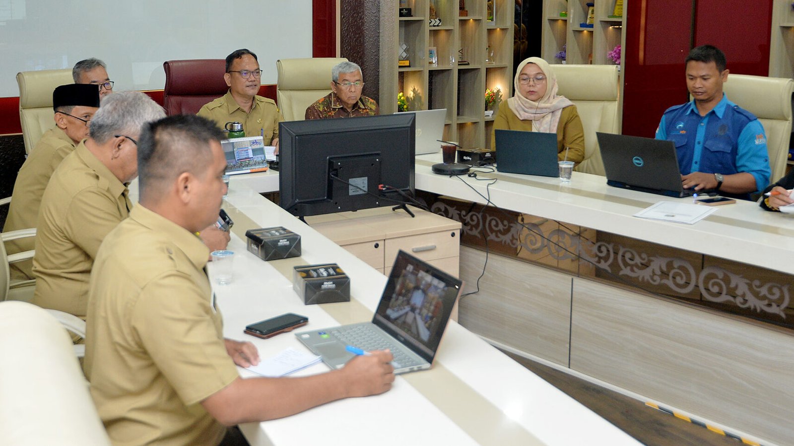Plt Kepala Dinas Komunikasi dan Informatika Provinsi Sumatera Utara (Sumut) Porman Mahulae mewakili Sekretaris Daerah Provinsi (Sekdaprov) Sumut Togap Simangunsong, membuka dengan resmi Rapat Koordinasi Pejabat Pengelola Informasi dan Dokumentasi (PPID) Provinsi Sumut secara daring melalui aplikasi Zoom Meeting di Ruang Sumut Smart Province Lantai 6 Kantor Gubernur Sumut Jalan Diponegoro Kota Medan, Senin (28/7).