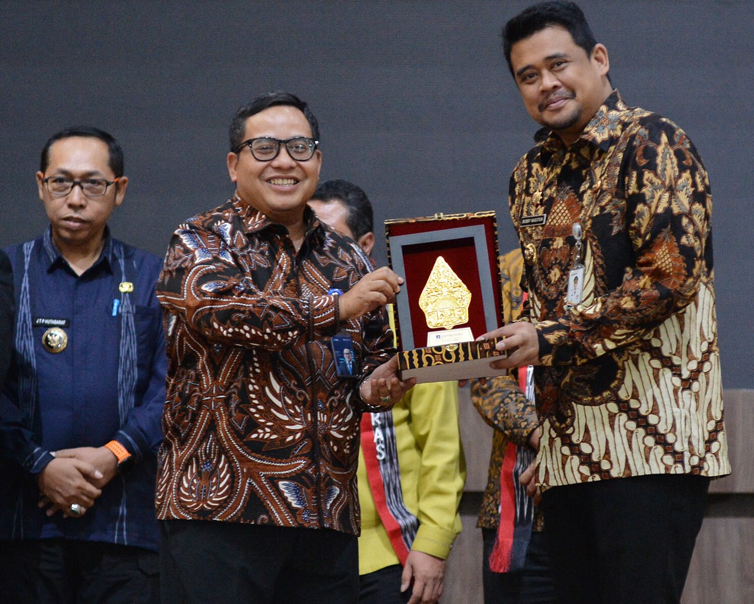 Gubernur Sumatera Utara (Sumut) Bobby Nasution menghadiri Festival Kemudahan dan Perlindungan Usaha Mikro yang dibuka oleh Menteri UMKM RI Maman Abdurahman di Perkampungan Pemuda HKBP Jetun Silangit, Desa Pohan Tonga, Kecamatan Siborongborong Kabupaten Tapanuli Utara