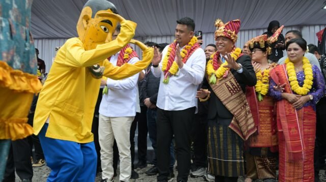 Gubernur Sumatera Utara (Sumut) Bobby Afif Nasution, bersama Wakil Menteri Kebudayaan Giring Ganesha, Bupati Karo Antonius Ginting dan Forkopimda, memotong buah naga membuka secara simbolis pesta buah dan bunga di Open Stage Taman Njuah-Njuah, Kota Berastagi,