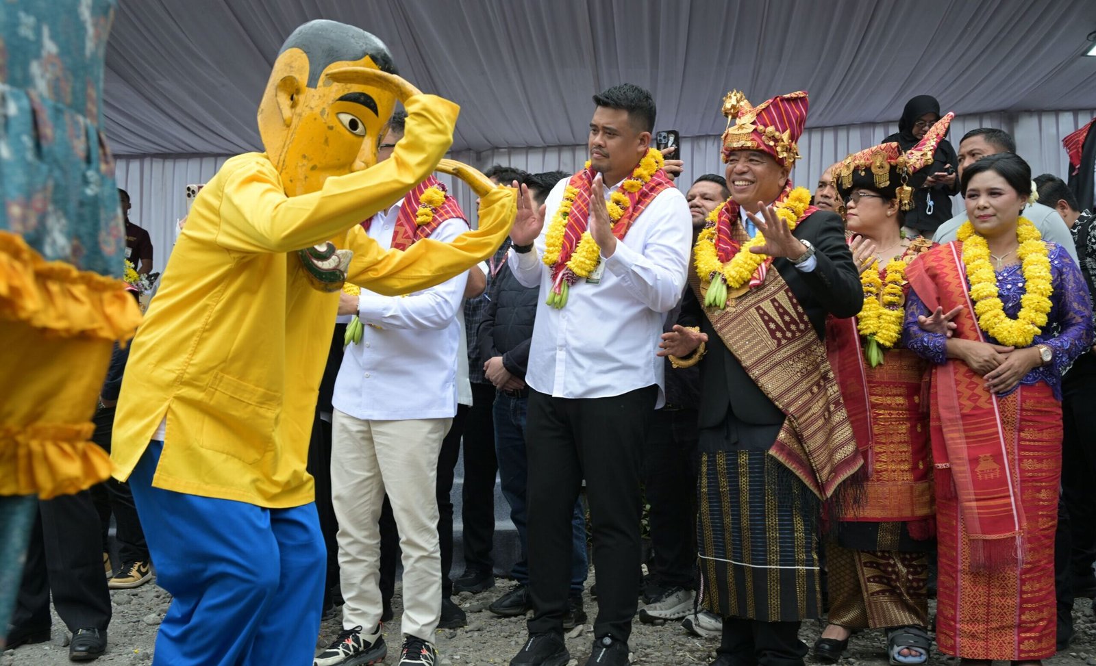Gubernur Sumatera Utara (Sumut) Bobby Afif Nasution, bersama Wakil Menteri Kebudayaan Giring Ganesha, Bupati Karo Antonius Ginting dan Forkopimda, memotong buah naga membuka secara simbolis pesta buah dan bunga di Open Stage Taman Njuah-Njuah, Kota Berastagi,