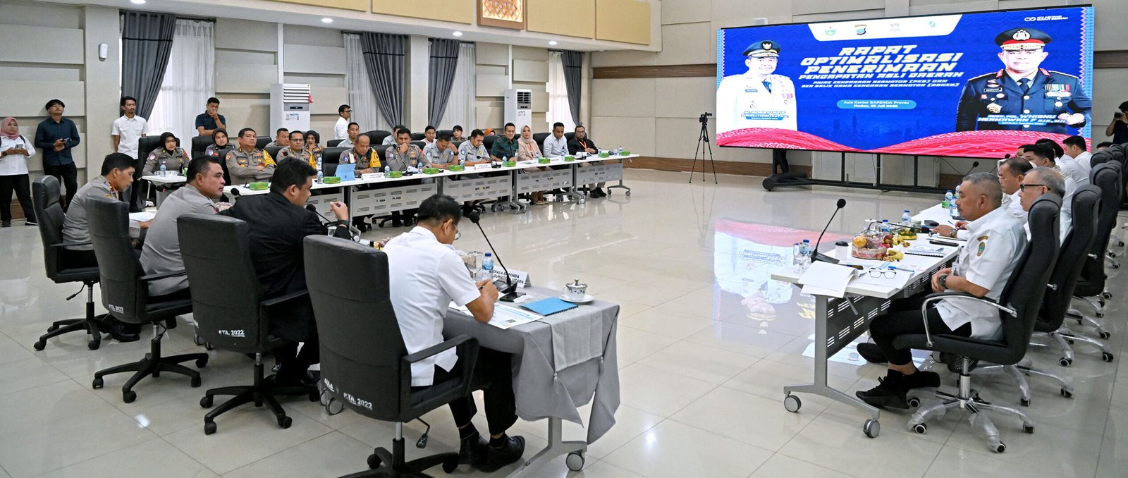 Gubernur Sumut Bobby Nasution menghadiri Rapat Optimalisasi Penerimaan Pendapatan Daerah di Aula Kantor Badan Pendapatan Daerah Sumut, Jalan Sisingamangaraja, Medan, Rabu (23/7/2025).