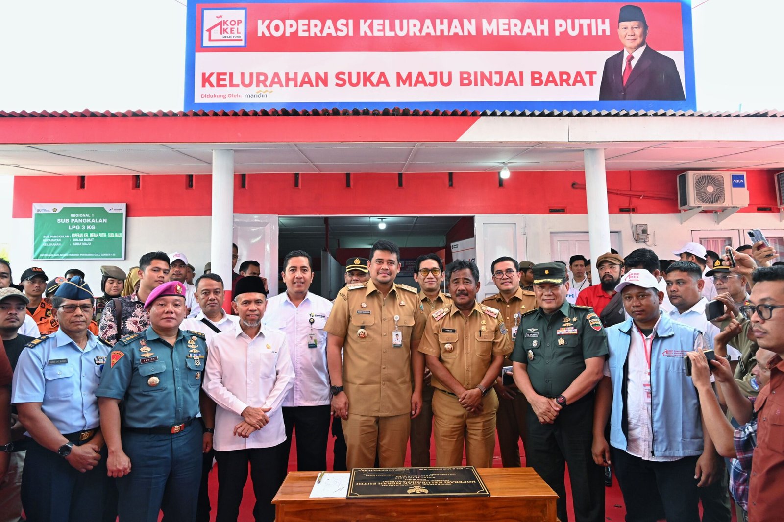 Gubernur Sumut Bobby Nasution bersama Walikota Binjai Amir Hamzah meresmikan Koperasi Merah Putih Kelurahan Suka Maju, Kecamatan Binjai Barat, Kota Binjai, Senin (21/7/2025). (Foto : Dinas Komunikasi dan Informatika Provinsi / Imam Syahputra).