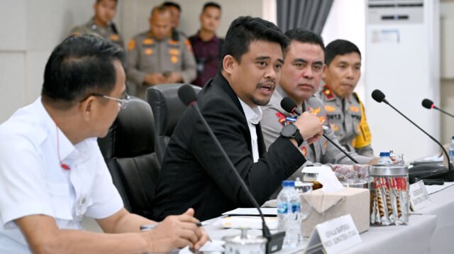 Gubernur Sumut Bobby Nasution menghadiri Rapat Optimalisasi Penerimaan Pendapatan Daerah di Aula Kantor Badan Pendapatan Daerah Sumut, Jalan Sisingamangaraja, Medan, Rabu (23/7/2025).