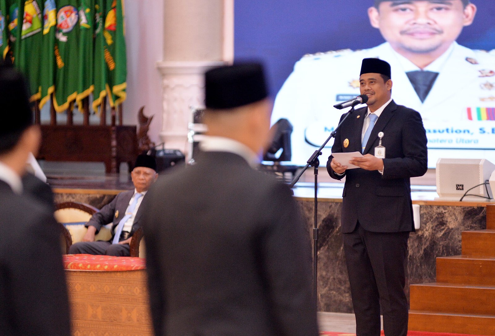 Gubernur Sumatera Utara (Sumut) Bobby Nasution melantik dan melakukan pengambilan sumpah/janji sejumlah Pejabat Administrator dan Pejabat Fungsional pada lingkungan Pemerintah Provinsi Sumut di Aula Raja Inal Siregar Lantai 2 Kantor Gubernur Sumut Jalan Diponegoro Kota Medan,