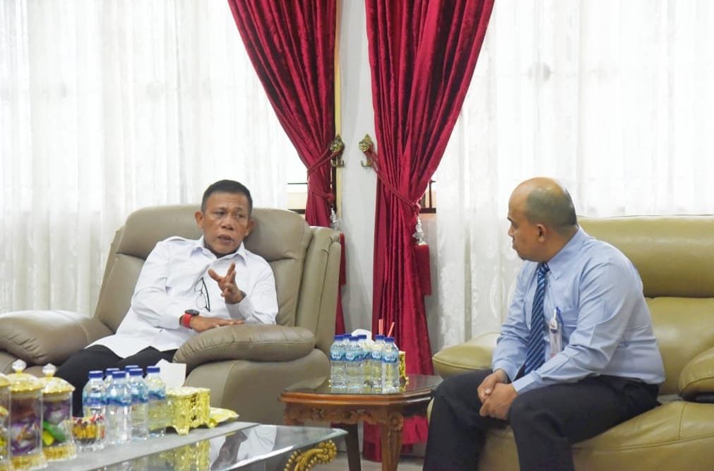 Bupati Tapteng Masinton Pasaribu,SH,MH saat menerima kunjungan Kacab Bank Sumut Pandan yang baru Husni Mubarak Panggabean, diruang kerja Bupati