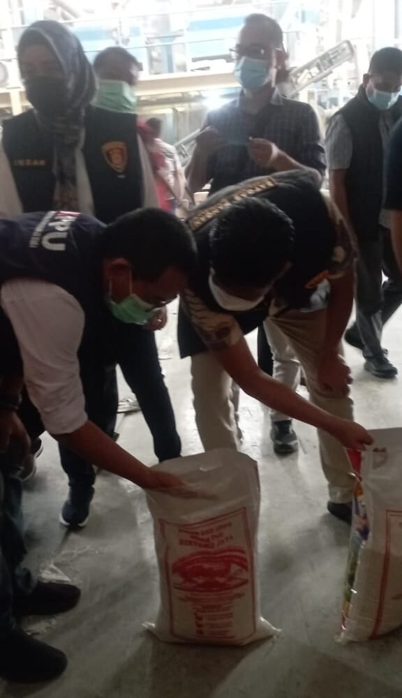 Ketua KPPU M. Fanshurullah Asa saat melakukan pemeriksaan lapangan ke salah satu Satuan Pelayanan Pemenuhan Gizi (SPPG) Makanan Bergizi Gratis