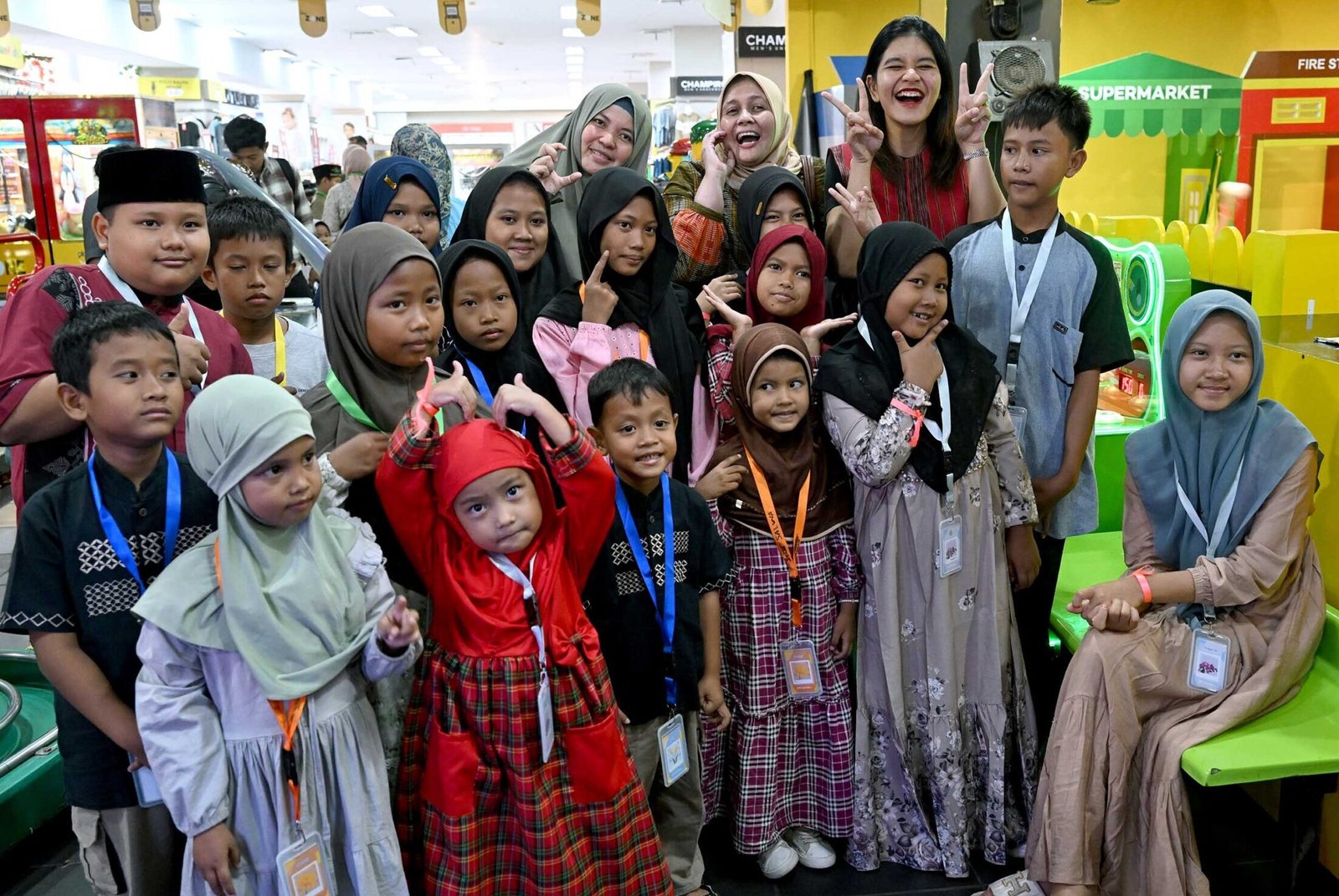 Ketua TP PKK Sumut Kahiyang Ayu mentraktir berbelanja dan bermain bersama anak yatim di salah satu pusat perbelanjaan di Jalan Sisingamangaraja, Medan, Jum'at (25/7/2025). 