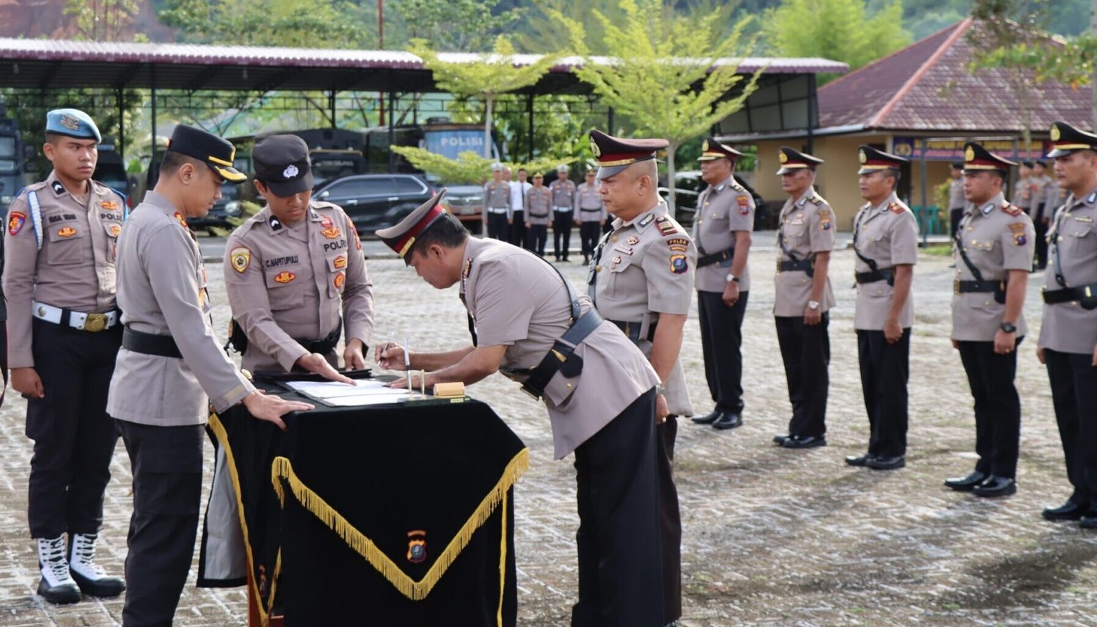 Kapolres Tapteng AKBP Wahyu Endrajaya, S.I.K, M.Si, saat menandatangani Serah Terima Jabatan (Sertijab) dengan para Petinggi Polres Tapteng.
