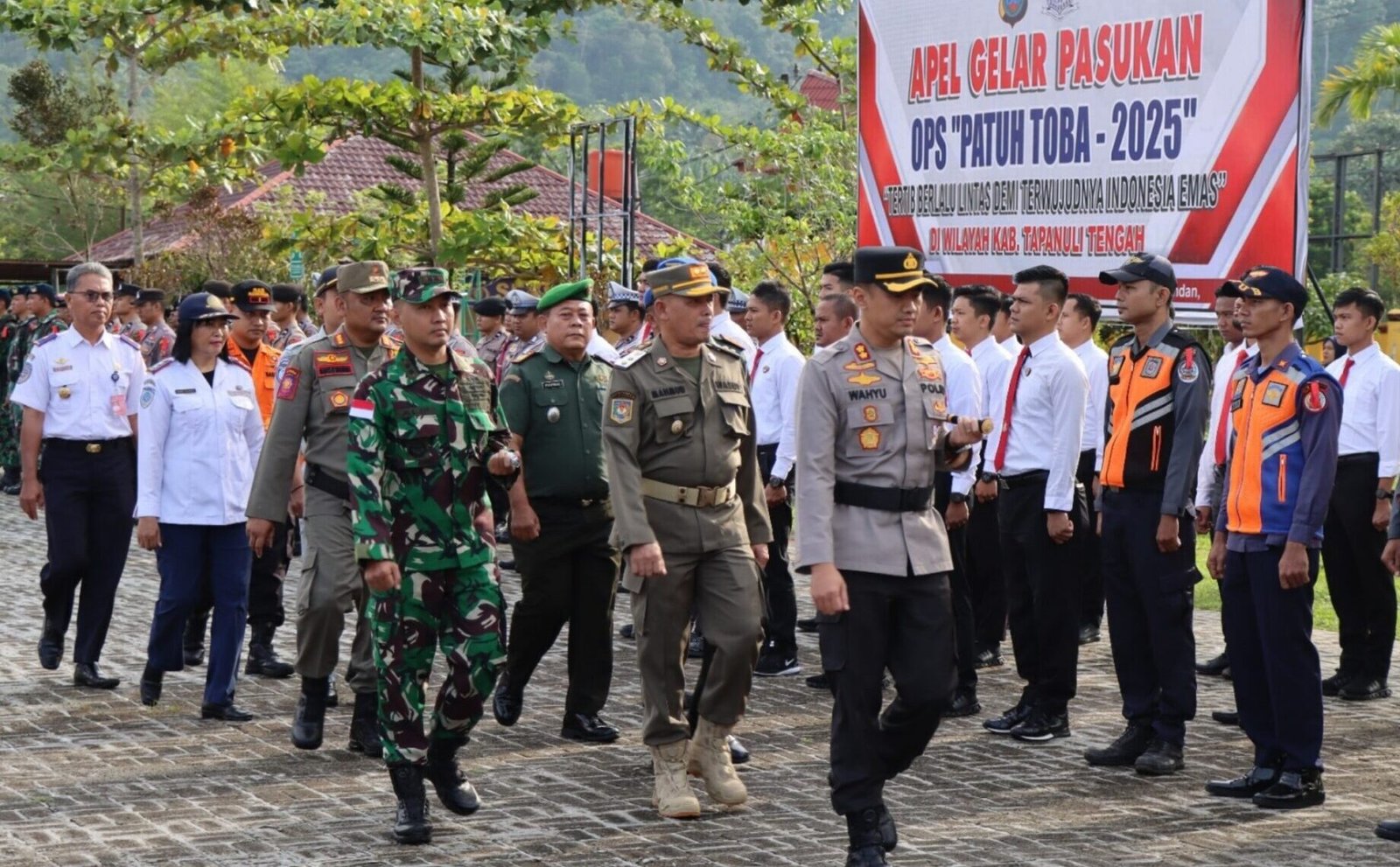 Kapolres Tapteng AKBP Wahyu Endrajaya, S.I.K, M.Si saat memimpin Apel Gelar Pasukan Ops Toba 2025, dilapangan Apel Mako Polres Tapteng, Senin (14/07/2025).