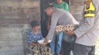Kapolsek Pandan Iptu Zul Efendi saat memberikan Bantuan Sembako kepada Lansia warga yang kurang mampu di Lingkungan I Kelurahan Hajoran Indah Tapteng.