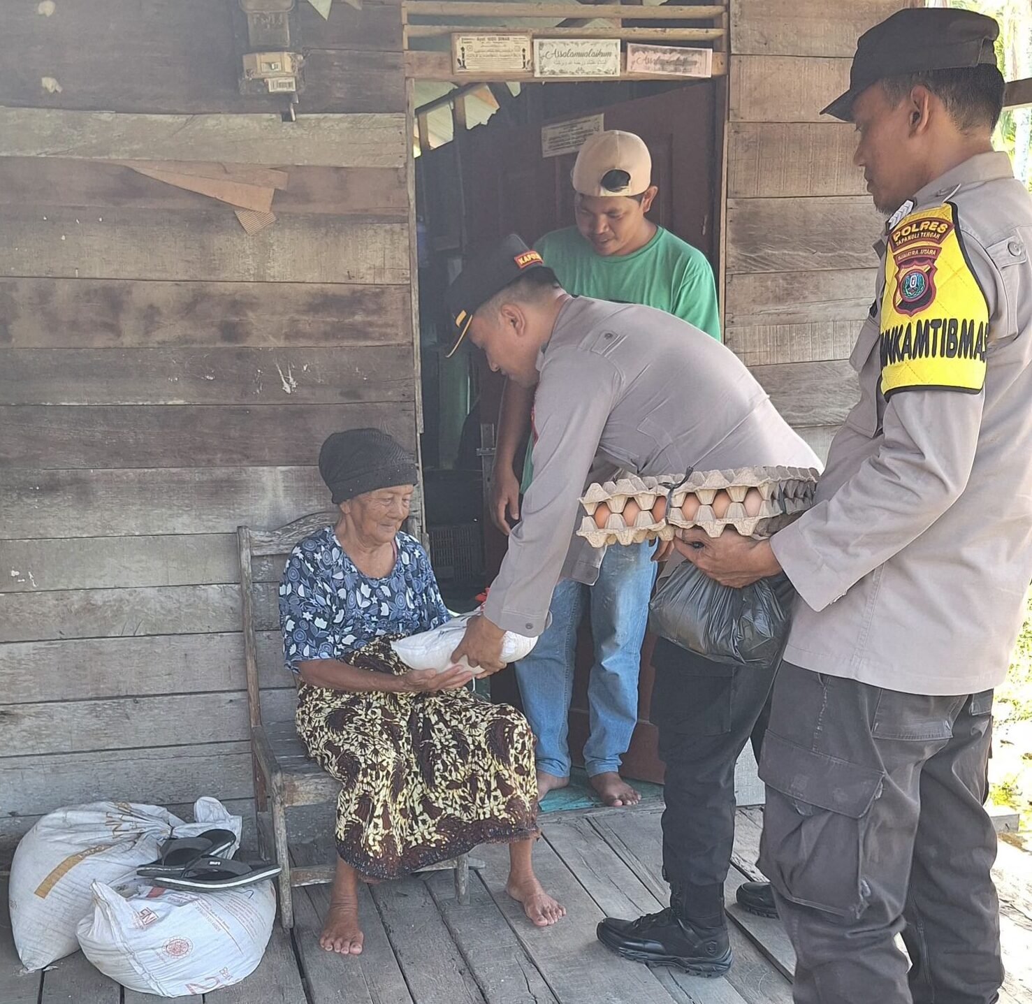 Kapolsek Pandan Iptu Zul Efendi saat memberikan Bantuan Sembako kepada Lansia warga yang kurang mampu di Lingkungan I Kelurahan Hajoran Indah Tapteng.