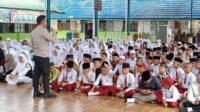 Kasat Binmas Polres Tapteng AKP Dela Antomi, SH saat mensosialisasikan Anti Perundungan kepada siswa/i SMP Swasta Al-Muslimin Pandan, Selasa (15/07/2025)