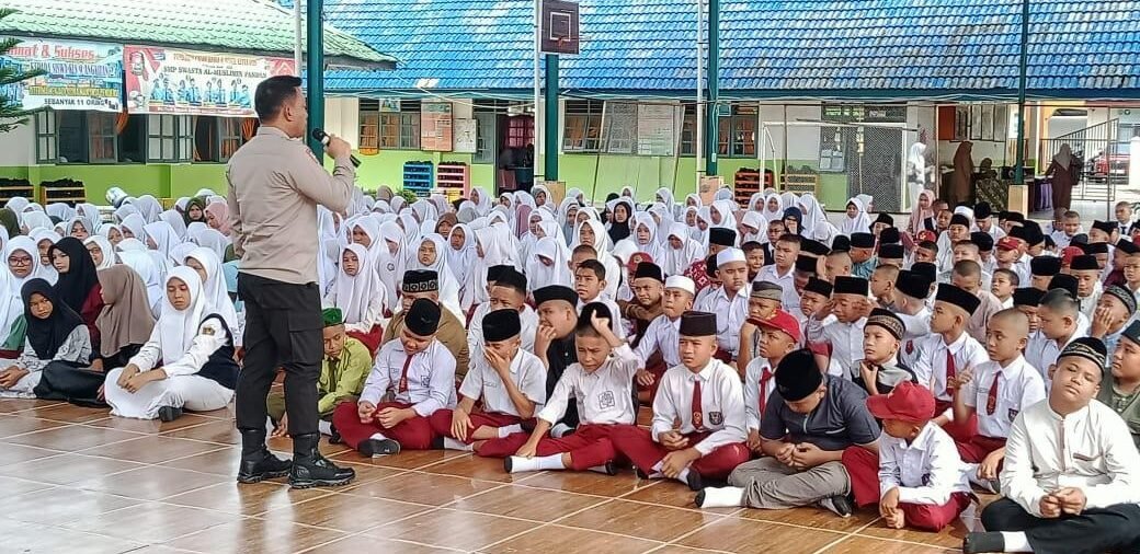 Kasat Binmas Polres Tapteng AKP Dela Antomi, SH saat mensosialisasikan Anti Perundungan kepada siswa/i SMP Swasta Al-Muslimin Pandan, Selasa (15/07/2025)