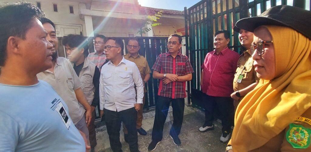 Ketua Komisi IV DPRD Medan Paul MA Sumanjuntak SH minta Camat Medan Sunggal dan Luraah Sunggal lakukan mediasi terkait penutupan akses umum di Jl Amal Gg Melati 3, lingkungan 2, Kelurahan Sunggal