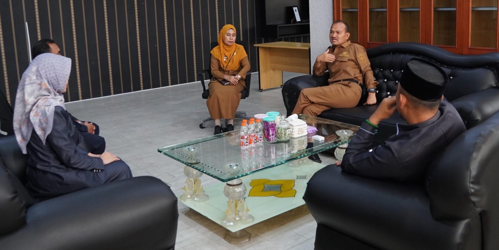 Mahyaruddin Salim saat menerima Ketua Pengadilan Agama Tanjung Balai Nusra Arini.