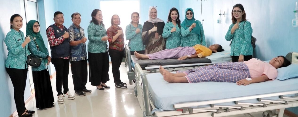 Ketua TP PKK Kabupaten Simalungun, Ny Darmawati Anton Acmad Saragih bersama Staf Ahli TP PKK, Ny Rospita Benny Gusman Sinaga saat meninjau pelaksanaan MOW.