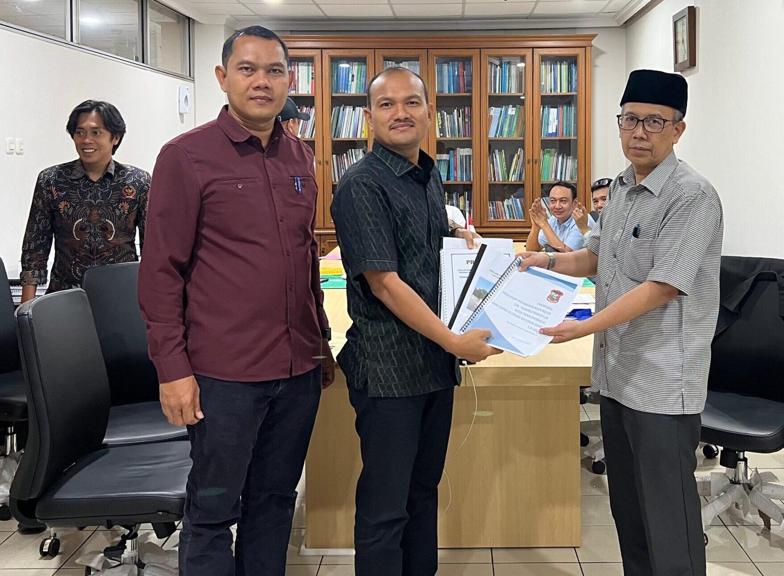 Wali kota Tanjung Balai serahkan proposal kepada Kepala Deputi Bidang Pembangunan Manusia dan Kebudayaan Amich Alhumami.