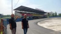 Ketua Lembaga Pemerhati Olahraga Nasional (L-PON), Ariadi bersama Sekretaris Bambang Sri Kurniawan, saat meninjau Lintasan Sepatu Roda Dispora Sumut