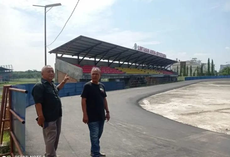 Ketua Lembaga Pemerhati Olahraga Nasional (L-PON), Ariadi bersama Sekretaris Bambang Sri Kurniawan, saat meninjau Lintasan Sepatu Roda Dispora Sumut