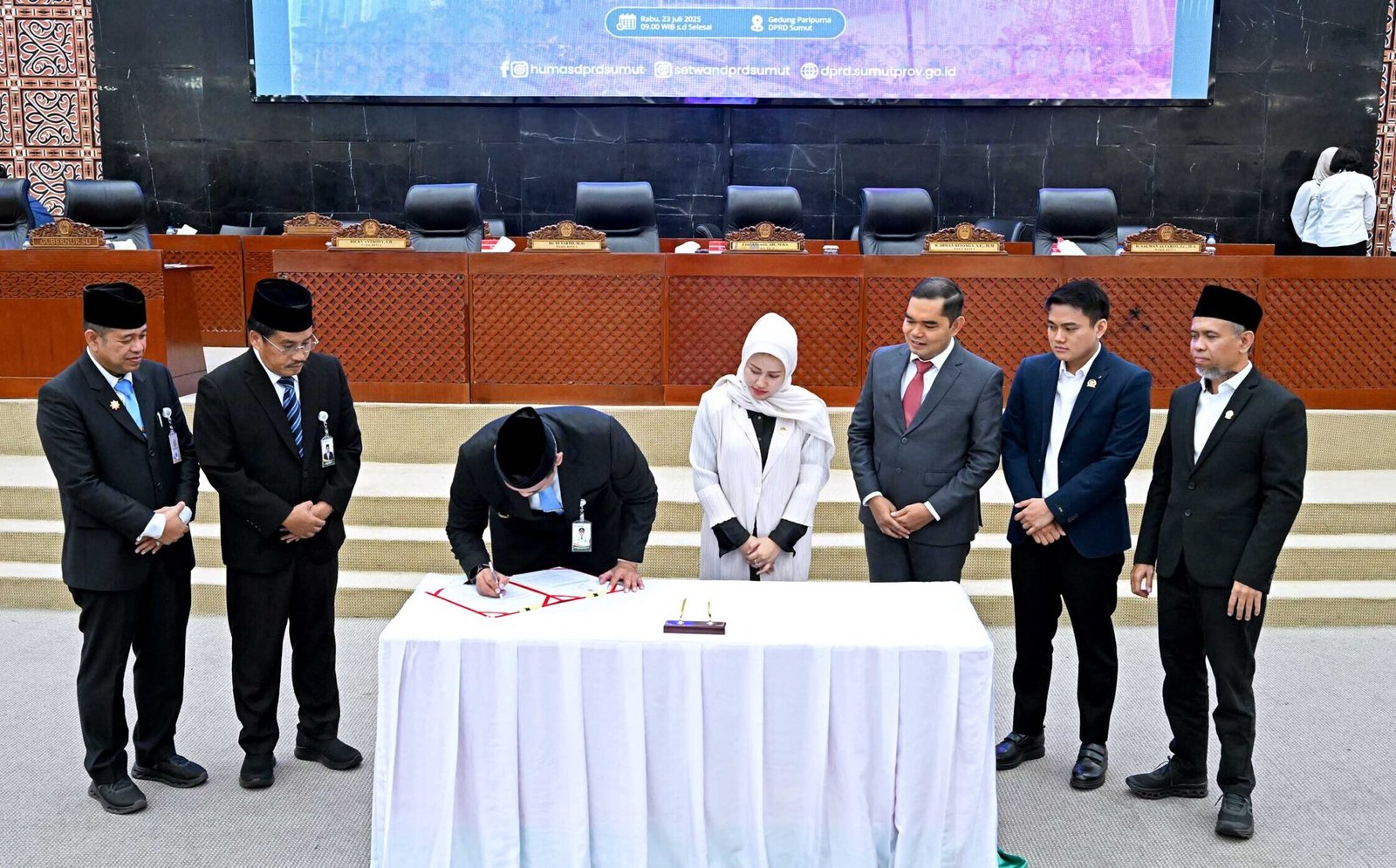 Gubsu Bobby Nasution sedang menandatangani naskah