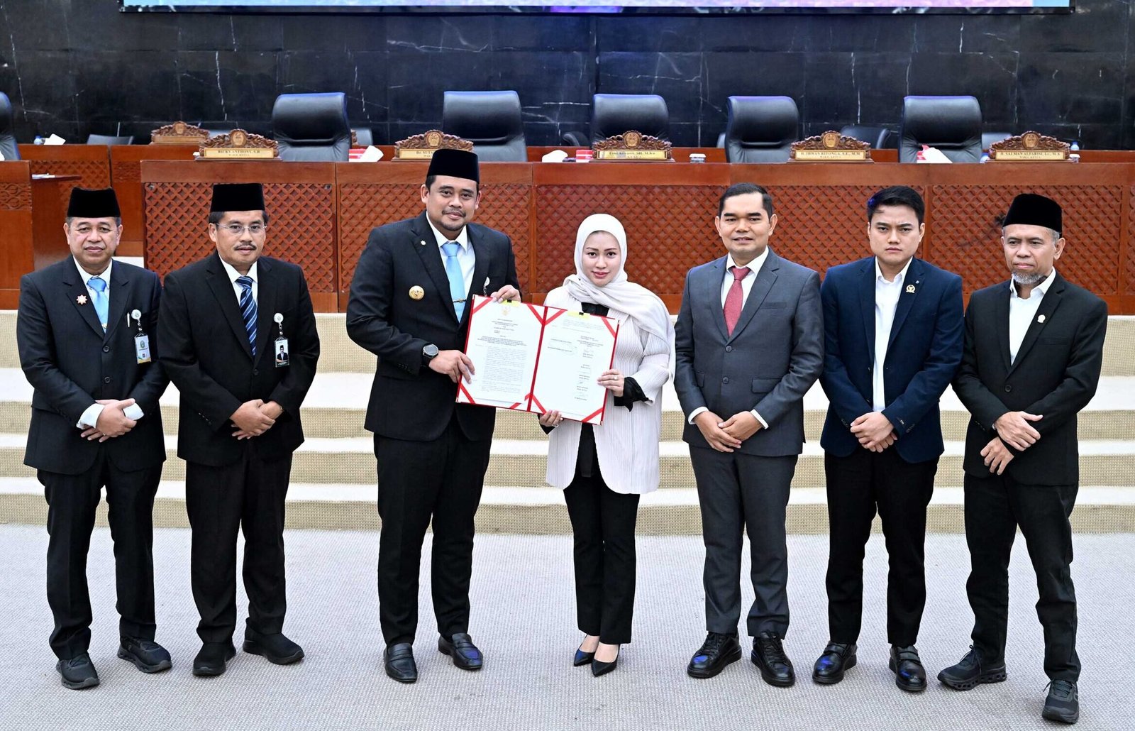 Gubernur Sumut, Bobby Nasution menghadiri Rapat Paripurna DPRD Sumut dalam rangka Pengambilan Keputusan Bersama antara DPRD Sumut dengan Gubernur Sumut terhadap Ranperda Tentang Pertanggungjawaban Pelaksanaan APBD Provinsi Sumut T.A. 2024 di Ruang Rapat Paripurna DPRD Sumut, Jalan Imam Bonjol, Medan, Rabu (23/7/2025).