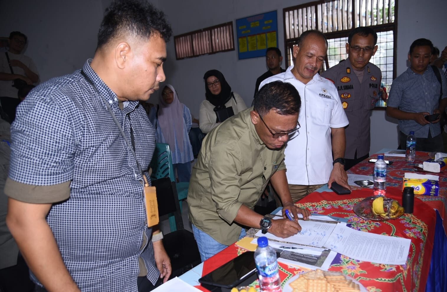 Bupati Tapteng bersama Manajemen PT. Nauli Sawit dan mewakili warga menandatangani 9 hasil Keputusan.