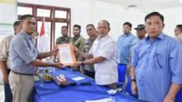 Wakil Bupati Tapteng Mahmud Efendi saat menyelesaikan permasalahan masyarakat Manduamas dengan PT. SGSR di Kantor Camat Manduamas, Sabtu (26/07/2025).