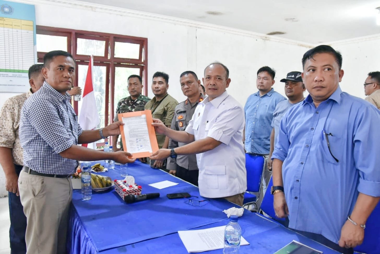 Wakil Bupati Tapteng Mahmud Efendi saat menyelesaikan permasalahan masyarakat Manduamas dengan PT. SGSR di Kantor Camat Manduamas, Sabtu (26/07/2025).