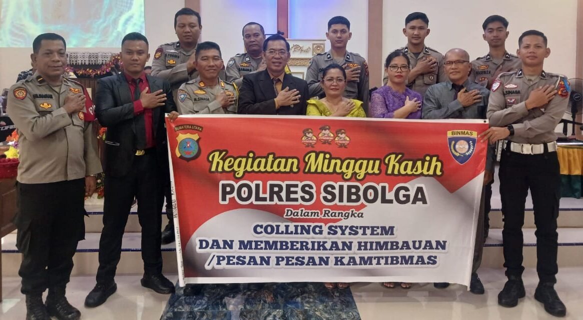 Personil Polres Sibolga foto bersama dengan Pendeta dan Pengurus Gereja GPI saat menyambangi Minggu Kasih di Kelurahan Pancuran Gerobak, Kota Sibolga, Minggu (27/07/2025).*